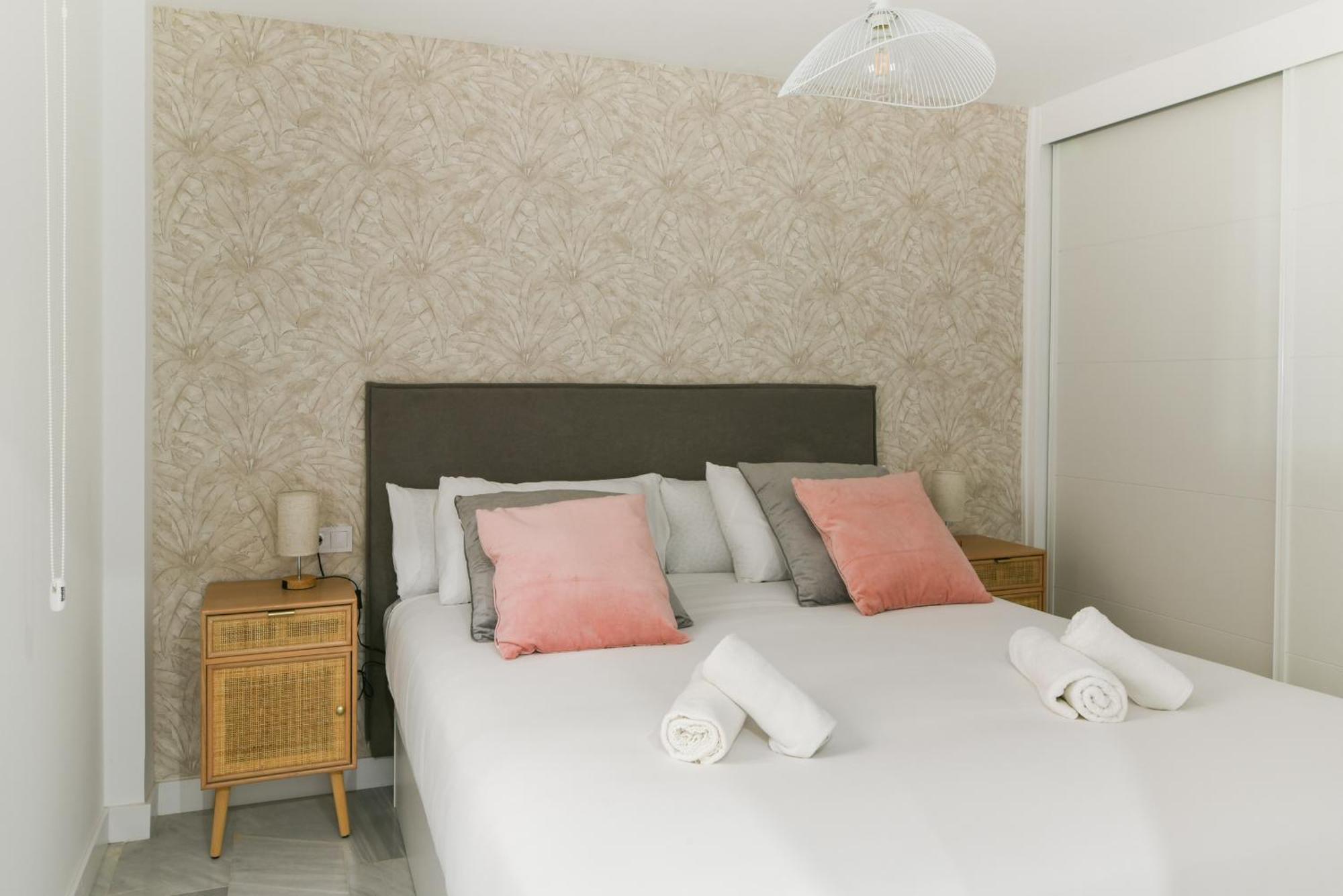 Magnificent- 2bd 2bth- Center Apartment *