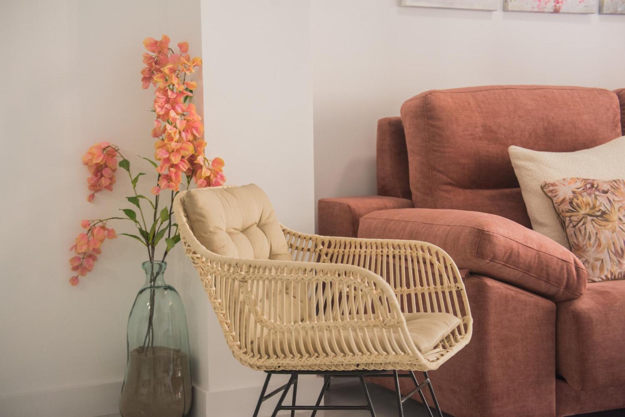 Magnificent- 2bd 2bth- Center Apartment